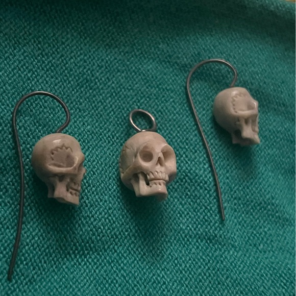 Rare bone carved skull earrings and pendant - Picture 6 of 13